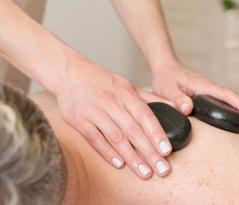 ¡Imagínate sumergirte en un oasis de paz y tranquilidad mientras disfrutas de un masaje de piedras calientes en nuestro spa de lujo!